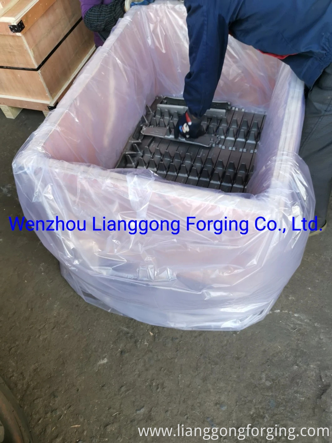 Forged Track Shoes Undercarriage Parts for Excavator and Bulldozer China Manufacturer